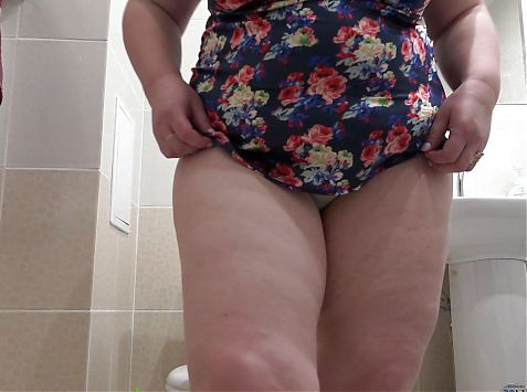 Hairy mature pussy pisses over the toilet. Chubby MILF in wet panties. Home fetish Amateur. PAWG. ASMR. Do you want her?