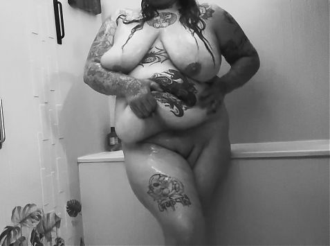 Fat fetish bbw shows loose skin in shower. 