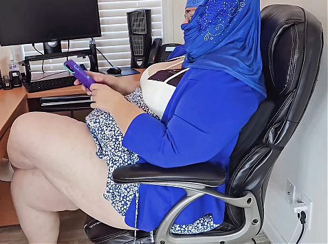 Maintenance man was surprised when I gave him my pussy to eat for lunch - hijab boss Let employee deep cleaned fat pussy, pov